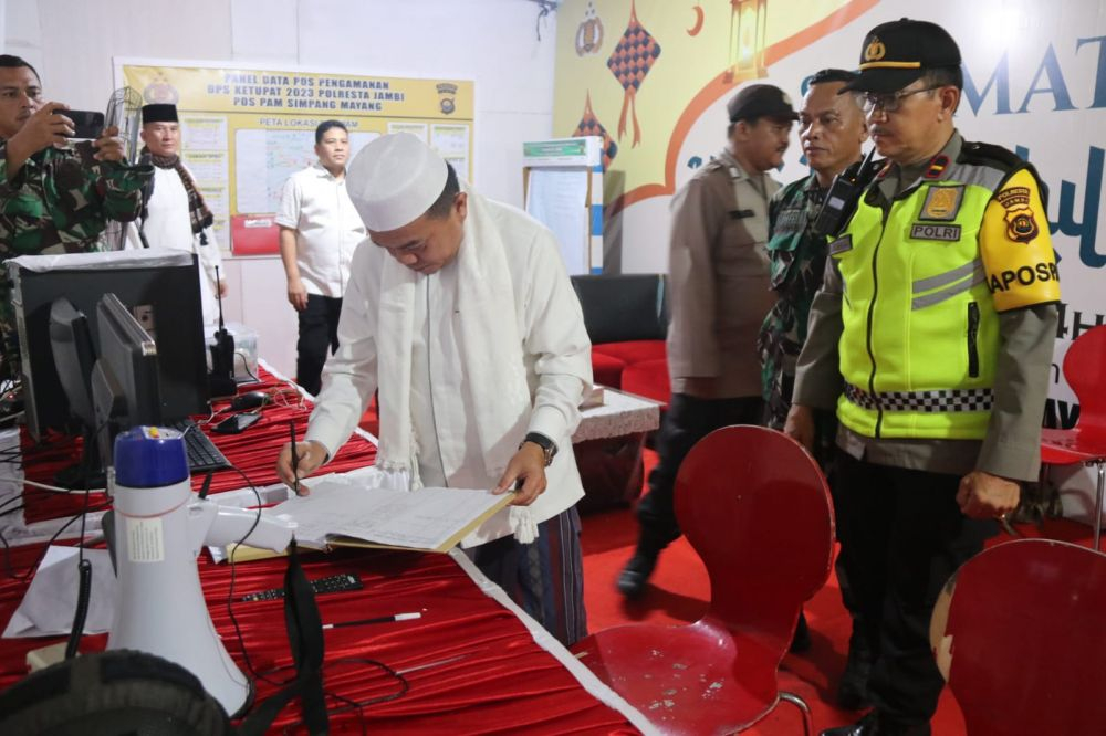 Meninjau Posko Lebaran dan Pengamanan Malam Takbiran yang berada diwilayah Muaro Jambi yaitu Pos Pengamanan di Citra Raya Mendalo dan wilayah Kota Jambi yaitu Pos Pengamanan Aurduri, Simpang Mayang dan Ancol, Jum’at (21/04/2022) malam.