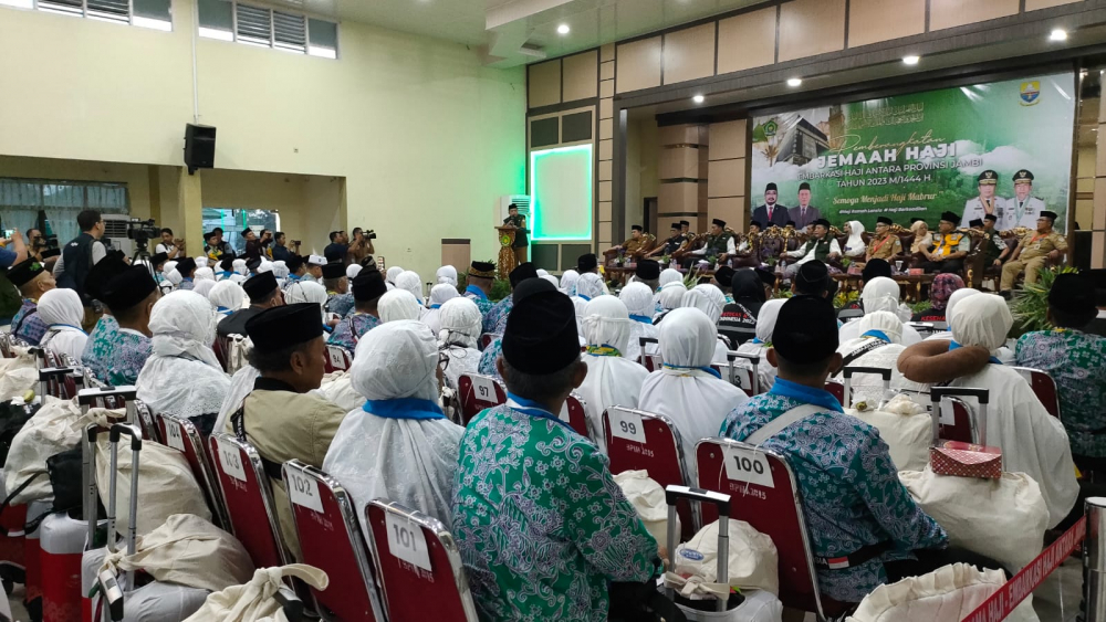 Gubernur Jambi, Al Haris dan juga dihadiri Wakil Gubernur Jambi Abdullah Sani lepas pemberangkatan jemaah haji Jambi kloter 18 di asrama Haji Kota Jambi, Selasa (06/06/2023) sore.