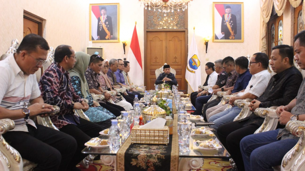 Gubernur Al Haris Serahkan Dokumen Lingkungan Jalan Khusus Batubara