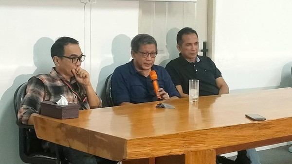 konferensi pers rocky gerung