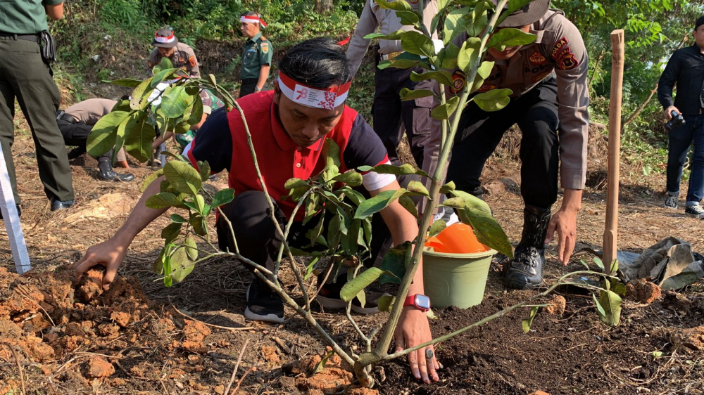 Ketua DPRD Provinsi Jambi Edi Purwanto menanam pohon di Danau Sipin, Kota Jambi dalam gerakan Polri Lestarikan Negeri Penghijauan Sejak Dini, Rabu (23/8)