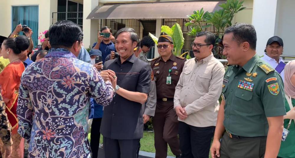 Ketua DPRD Provinsi Jambi, Edi Purwanto menyambut kedatangan Menteri Agraria dan Tata Ruang/ Kepala Badan Pertanahan Nasional (ATR/BPN), Marsekal TNI (Purn) Hadi Tjahjanto di VIP Room Bandara Sultan Thaha Jambi, Kamis (24/8).