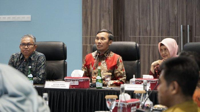 Ketua DPRD Provinsi Jambi, Edi Purwanto menghadiri silaturahmi dan penyampaian laporan kinerja PT Bank Pembangunan Daerah Jambi Semester I Tahun 2023.