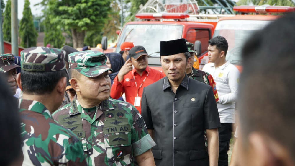 Ketua DPRD Provinsi Jambi, Edi Purwanto menyambut kedatangan Kepala Staf Angkatan Darat (Kasad) Jenderal TNI, Dudung Abdurachman, Rabu (6/9) di VIP Room Bandara Sultan Thaha Jambi