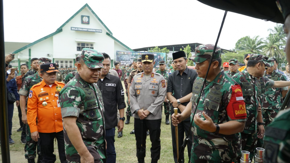 Edi Purwanto Dampingi KASAD Gelar Personel Satgas Karhutla di Provinsi Jambi