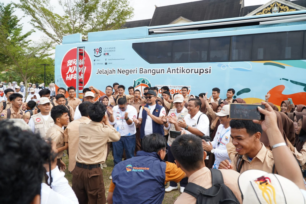 Rombongan Roadshow Bus KPK (Komisi Pemberantasan Korupsi) RI Tahun 2023 Jelajah Negeri Bangun Anti Korupsi tiba di Lapangan Depan Kantor Gubernur Jambi, Rabu (13/09/2023)