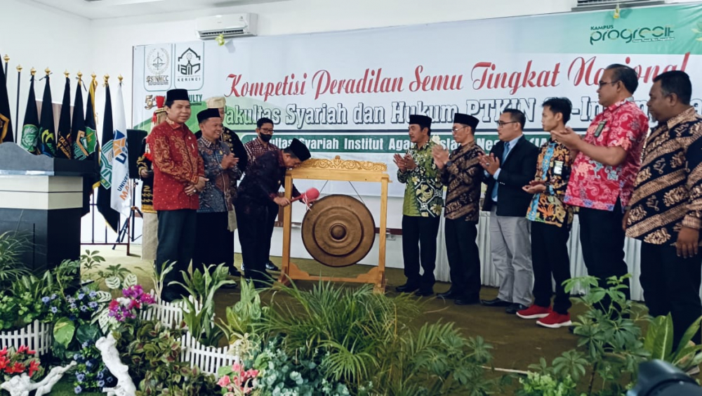 Gubernur Jambi Al Haris menutup kompetensi peradilan semu tingkat nasional di Sungai Penuh.