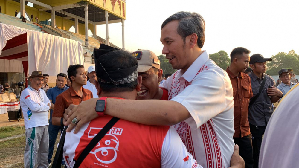 Ketua DPRD Provinsi Jambi, Edi Purwanto menghadiri penutupan final sepak bola di Kabupaten Sarolangun sebagai rangkaian peringatan Hari Ulang Tahun Kabupaten Sarolangun, Kamis (12/10) di Lapangan Koni Kabupaten Sarolangun.
