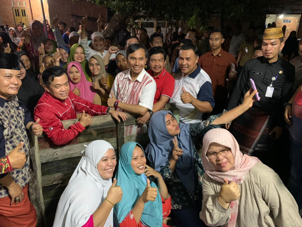 Ketua DPRD Provinsi Jambi, Edi Purwanto mengunjungi masyarakat yang menjadi korban musibah kebakaran di Desa Tendah, Kecamatan Cermin Nan Gedang (CNG), Kabupaten Sarolangun, Kamis malam (12/10).