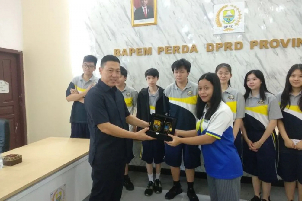 Anggota DPRD Provinsi Jambi Budi Yako memberikan cinderamata yang diterima salah satu guru pendamping study tour SMA Karunia Global School, Jumat (10/11). 