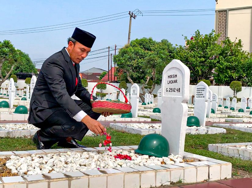 Ketua DPRD Jambi Tabur Bunga di Taman Makam Pahlawan Jambi.