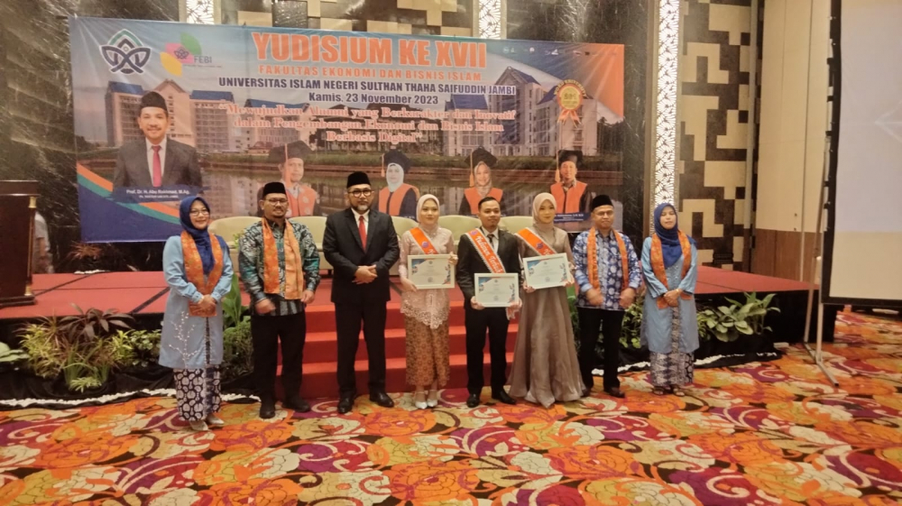 Sekda saat menghadiri Yudisium Angkatan XVII Tahun 2023 Fakultas Ekonomi dan Bisnis Islam Universitas Islam Negeri (UIN) Sulthan Thaha Saifuddin Jambi