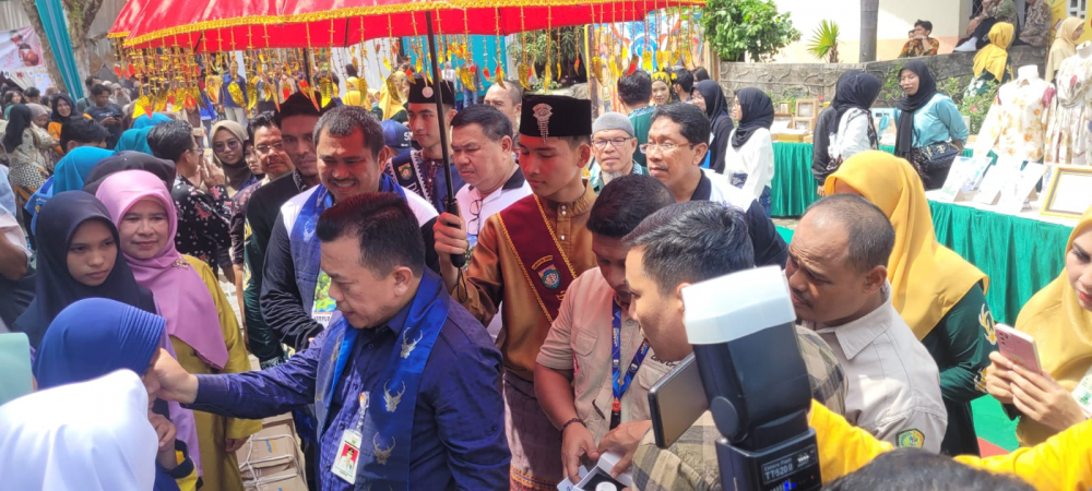 Gubernur Jambi Al Haris menyerahkan bantuan pendidikan Dumisake di Kabupaten Bungo.