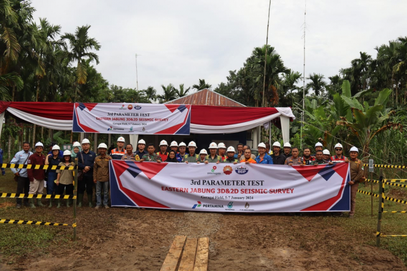 General Manager Jabung Wang Heping dan Vice President Supply Chain Management Gusminar saat mengunjungi lokasi tes parameter di TJT