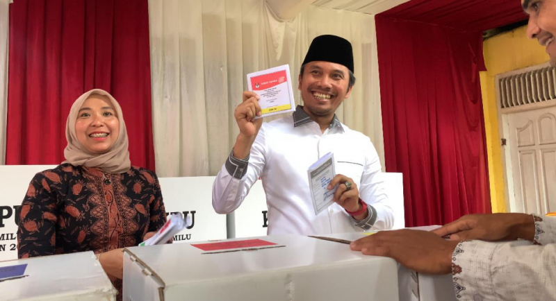 Ketua DPRD bersama istri menggunakan hak suara pada pemilihan umum 2024, Rabu (14/2).