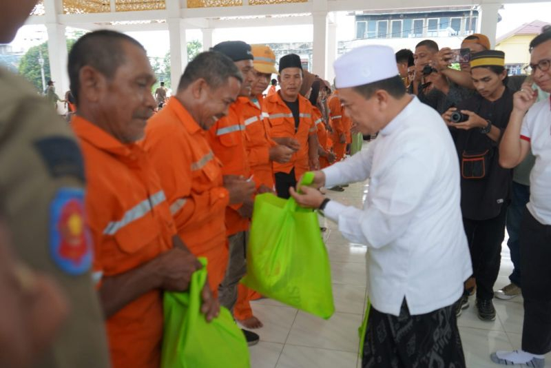 Gubernur Jambi Al Haris saat menyerahkan bantuan sembako kepada petugas kebersihan Kota Jambi, Jumat (22/3