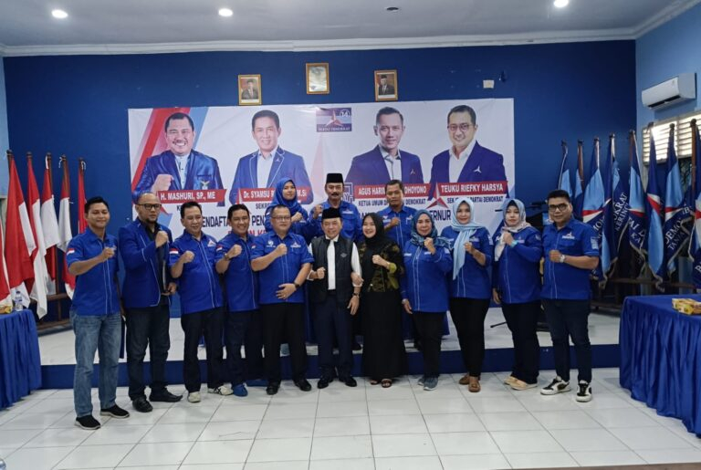 Al Haris didampingi Istri Hesti Haris menyambangi Sekretariat DPD Demokrat Provinsi Jambi di kawasan Telanaipura, Kota Jambi, Jumat (26/4/2024).