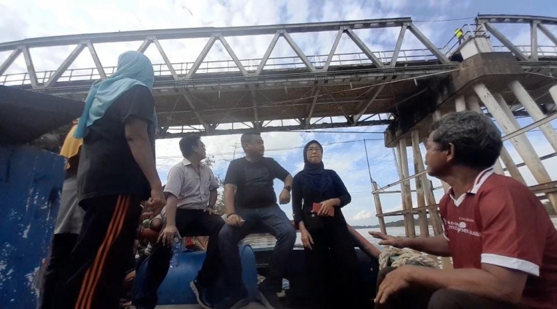Anggota Komisi III Dprd Provinsi Jambi, Abun Yani dan Rukiya Alfa Robi memantau kerusakan Jembatan Tembesi, Kamis (23/5).