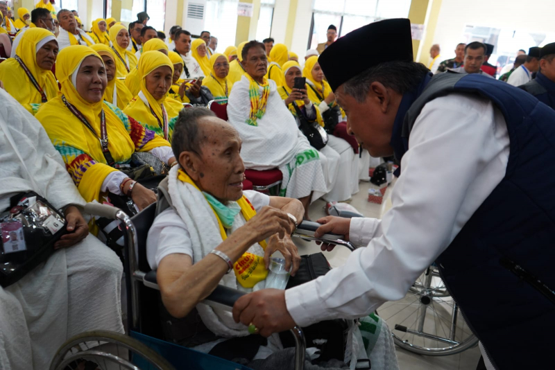 Wakil Gubernur Jambi Abdullah Sani menyapa jamaah di Asrama Haji Jambi, Senin (3/6). 