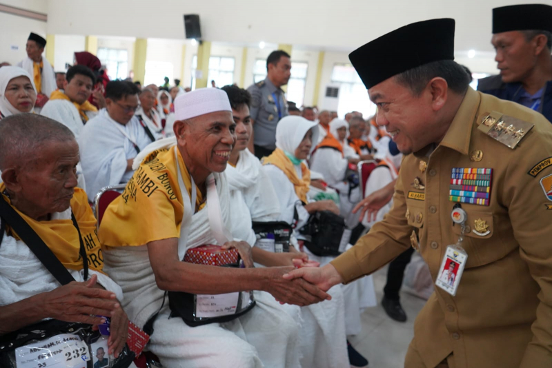 Gubernur Jambi Al Haris menyapa para JCH di Asrama Haji Jambi, Selasa (4/6