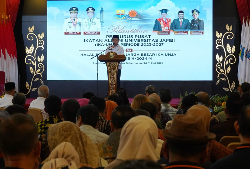Gubernur Jambi Al Haris menyampaikan arahan dalam Pelantikan Pengurus Pusat IKA-UNJA, Sabtu (11/5).