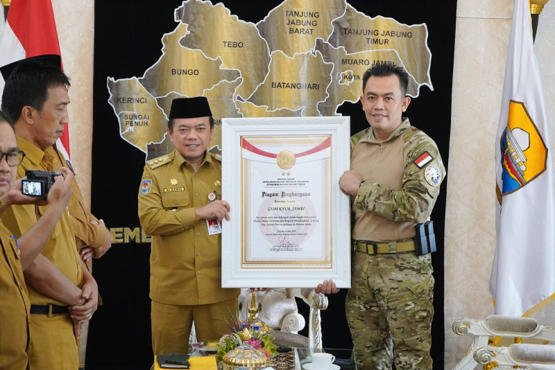 Gubernur Jambi Al Haris saat menerima penghargaan dari Densus 88, Senin (13/5). 