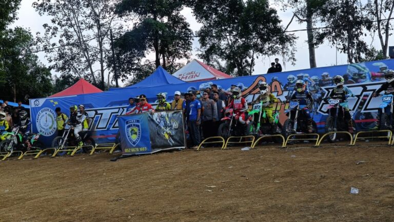 Al Haris Tutup Gubernur Cup 1 Super Grasstrack Cirkuit MPK Bangko