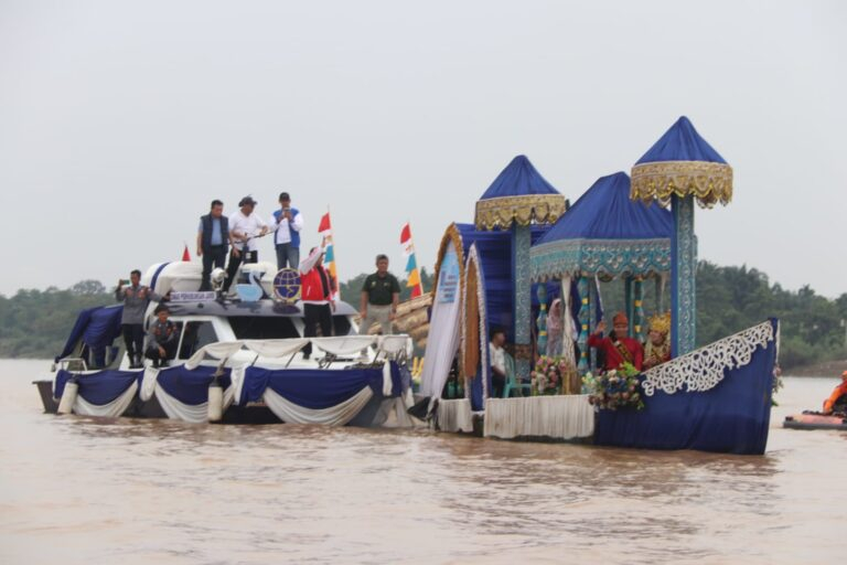 Lepas Parade Perahu Hias, Al Haris: Melestarikan Tradisi Nenek Moyang. Foto dok Kominfo Provinsi Jambi