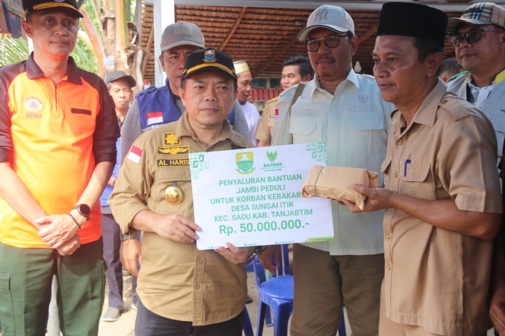 Al Haris Kunjungi Korban Kebakaran Sungai Itik dan Berikan Bantuan. Foto dok Kominfo Prov Jambi