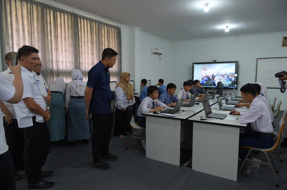 Ketua DPRD Provinsi Jambi, M. Hafiz memantau langsung pelaksanaan TES CAT PPDB Titian Teras Abdurrahman Sayoeti, Rabu (26/2).