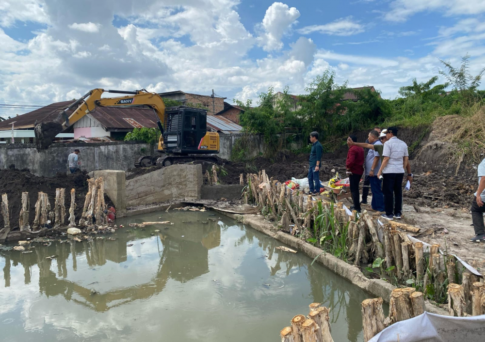 Anggota Komisi III DPRD Provinsi Jambi melakukan inspeksi mendadak (sidak) ke kolam retensi milik Jambi Bisnis Center (JBC)