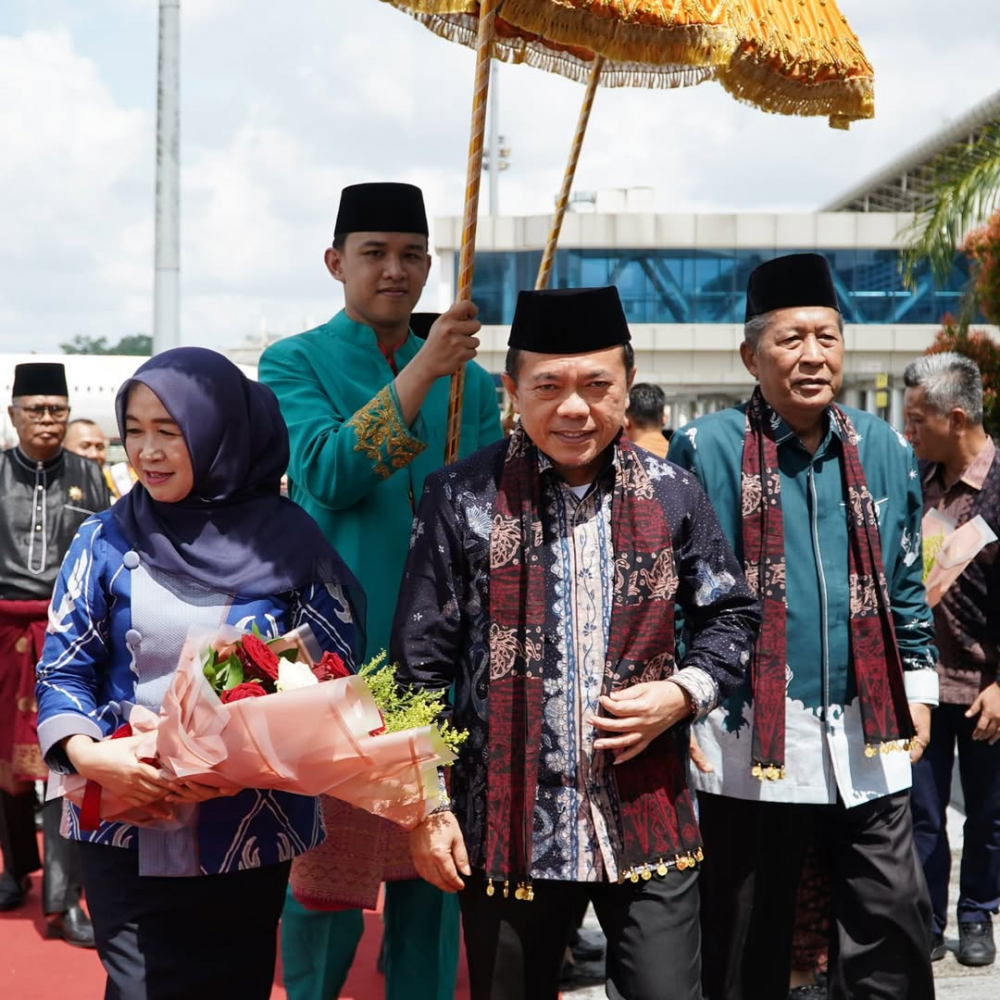 Gubernur dan Wakil Gubernur Jambi Al Haris dan Abdullah Sani Disambut dengan Seloko Adat. Foto dok Kominfo Provinsi Jambi