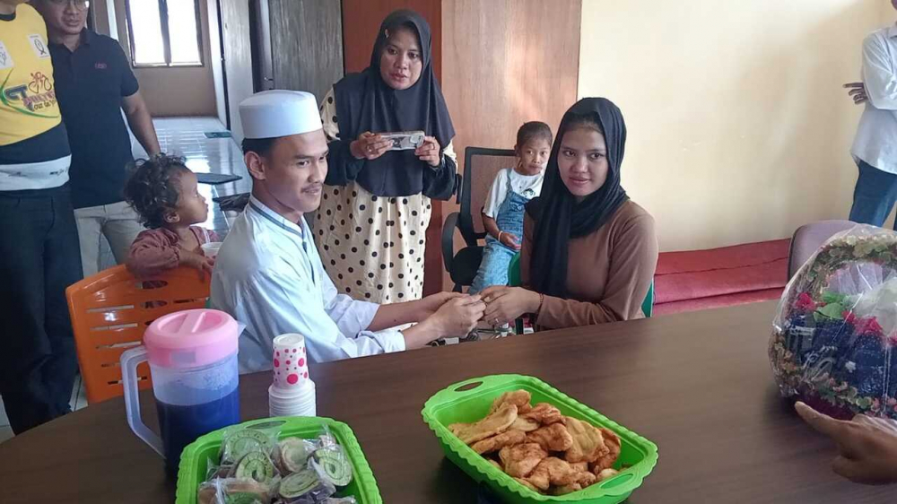 Aldo (23) warga Kota Jambi yang terjerat kasus penganiayaan dan ditahan di Polsek Pasar melangsungkan akad nikah di aula Polsek