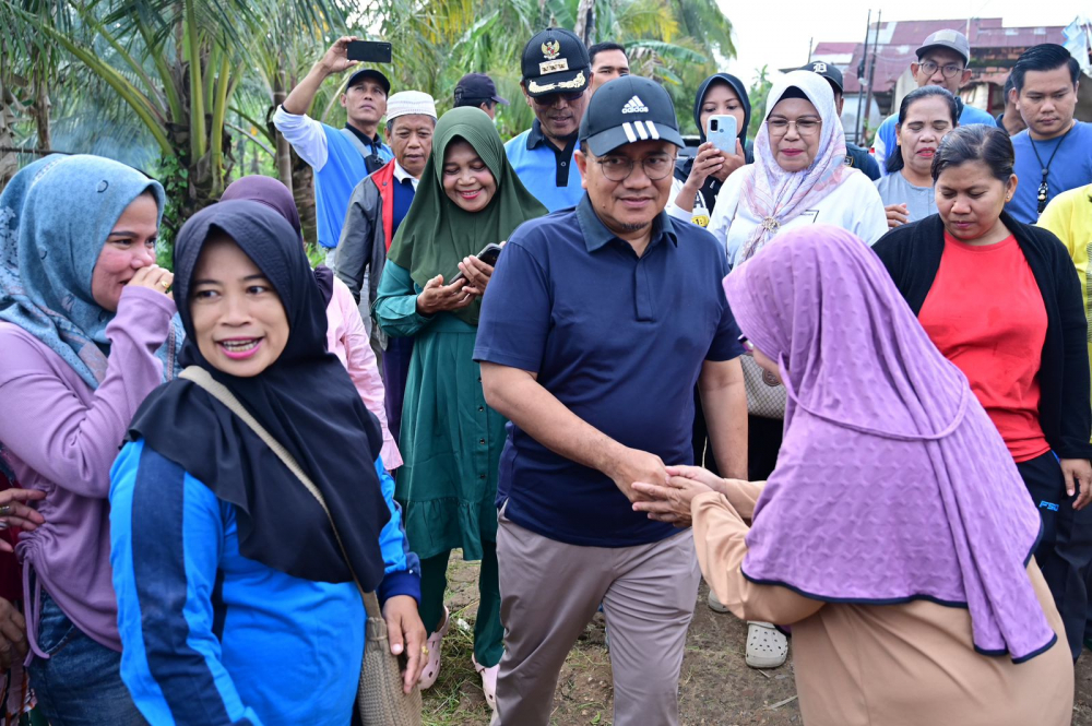 Wali Kota Maulana bergabung dalam kegiatan gotong royong bersama masyarakat di RT 26, Kelurahan Kenali Besar, Kecamatan Alam Barajo.

