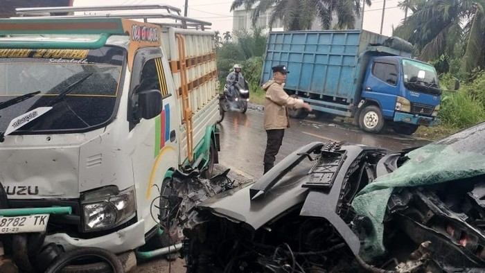 Innova Tabrak Truk Parkir di Muaro Jambi, Penumpang ASN Tanjabtim Tewas