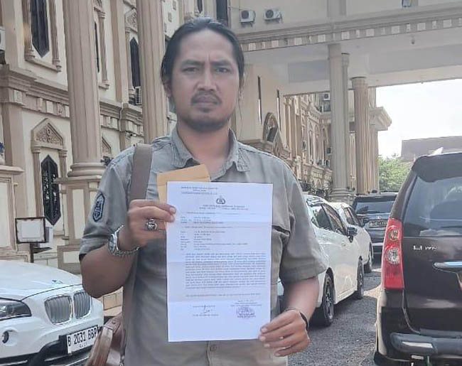 Direktur Walhi Jambi Oscar Anugrah usai melaporkan dua pusat perbelanjaan terbesar di Kota Jambi ke Mapolda dalam pelanggaran UU Lingkungan, Jumat (30/5/2025) 