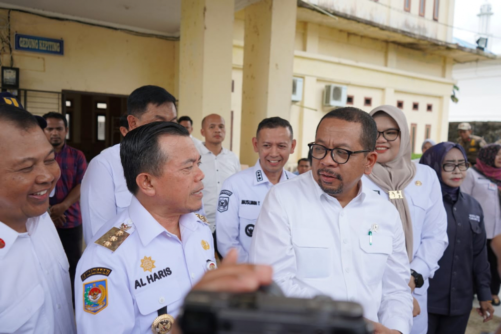 Al Haris Dampingi Muhamad Qodari Tinjau Kesiapan Sekolah Rakyat dan Koperasi Merah Putih di Tanjabtim. Foto dok Kominfo Provinsi Jambi