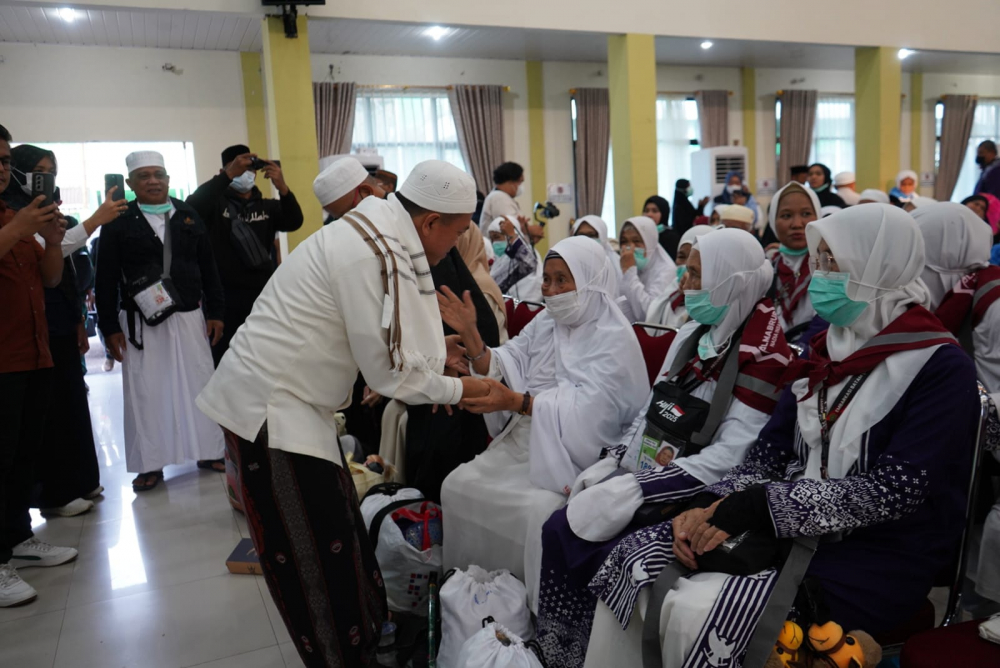 Gubernur Jambi Al Haris menyambut jemaah haji kloter 14 asal Provinsi Jambi. Foto dok Kominfo Provinsi Jambi