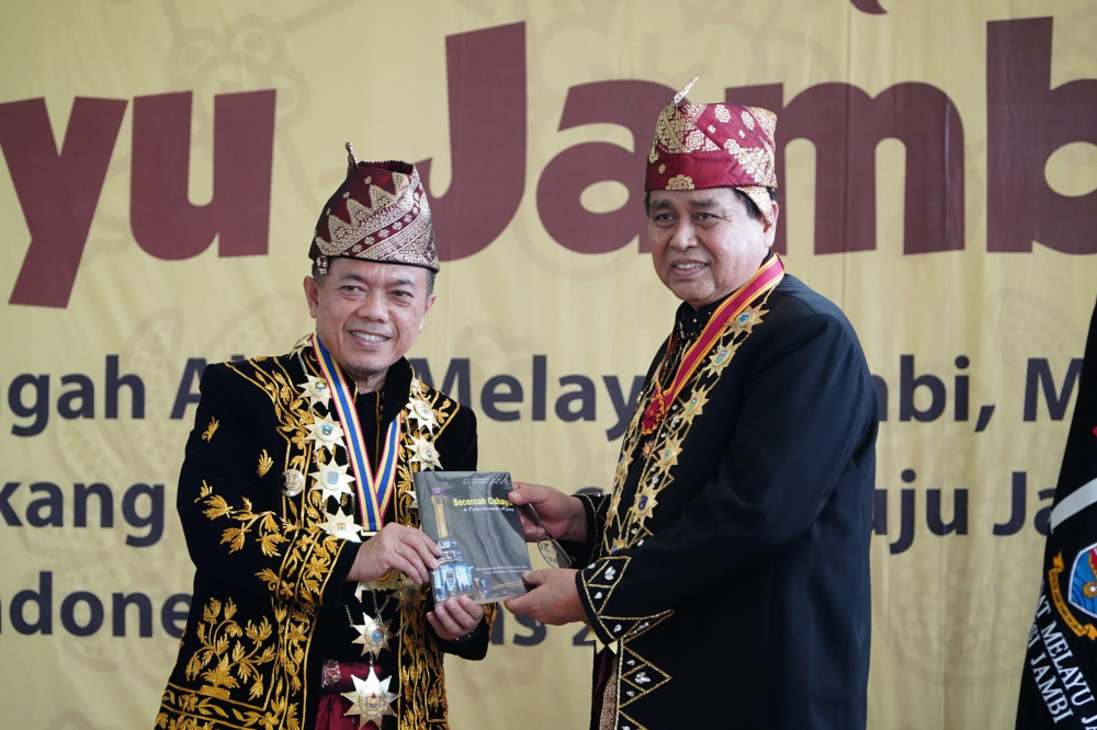 Gubernur Jambi Al Haris bersama Ketua Lembaga Adat Melayu Jambi Hasan Basri Agus (HBA). Foto dok Kominfo Provinsi Jambi