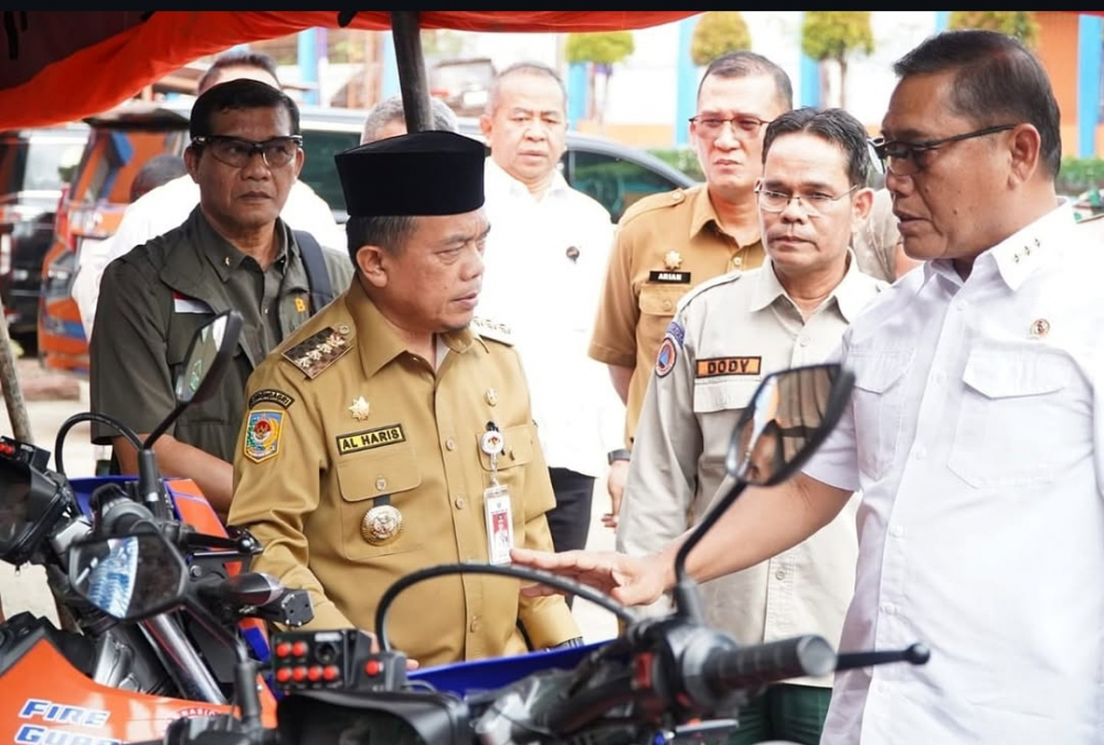 Gubernur Jambi Al Haris bersama Kepala Staf Kepresidenan Republik Indonesia Letjen TNI (Purn) AM Putranto. Foto dok Kominfo Provinsi Jambi