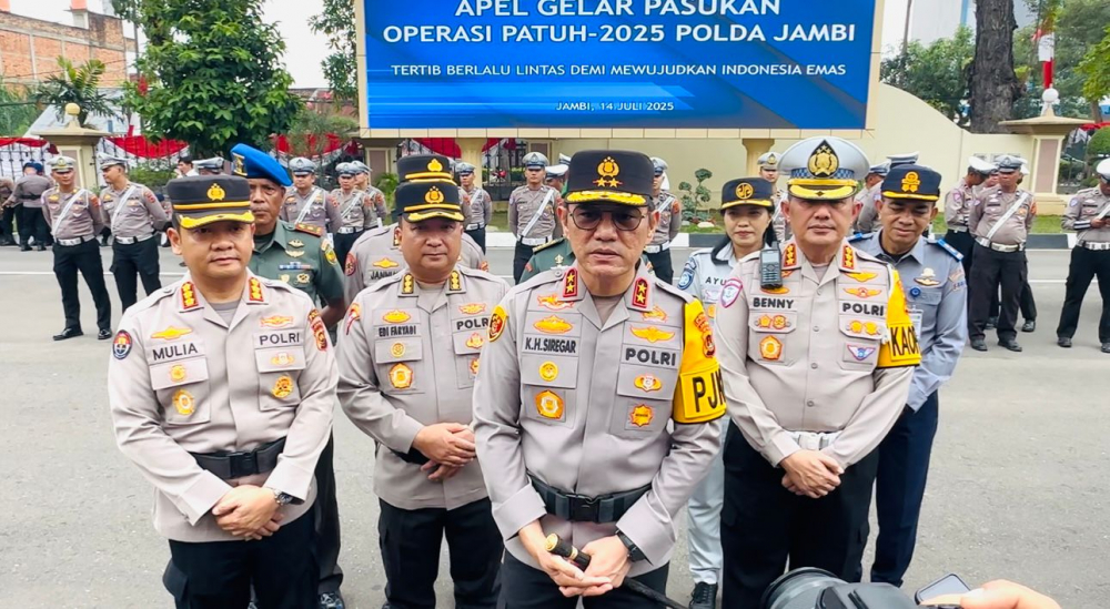 Kapolda Jambi Irjen Pol Krisno H Siregar usai memimpin apel operasi patuh 2025.