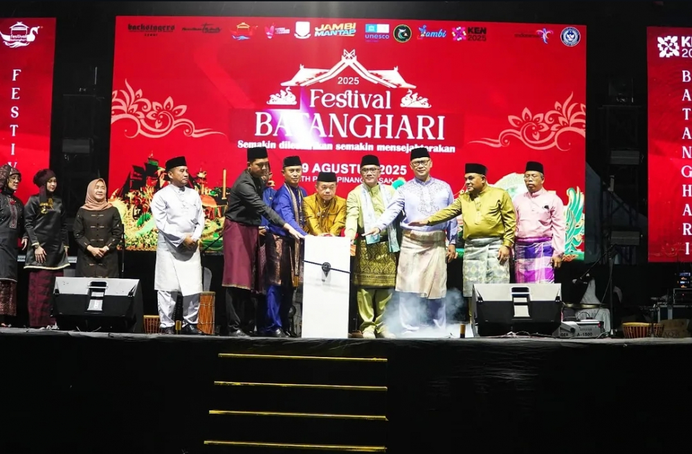 Gubernur Jambi Al Haris Buka Festival Batanghari 2025. 