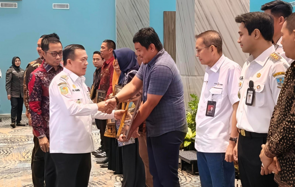Gubernur Al Haris Serahkan Anugerah Paritrana Anward Tingkatkan Provinsi Jambi 2024. 