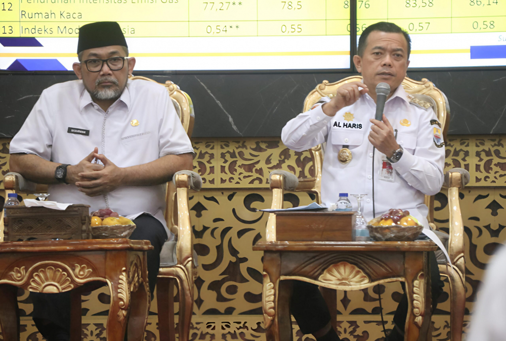 Gubernur Jambi Al Haris didampingi Sekda Sudirman memimpin rapat evaluasi kinerja OPD. 