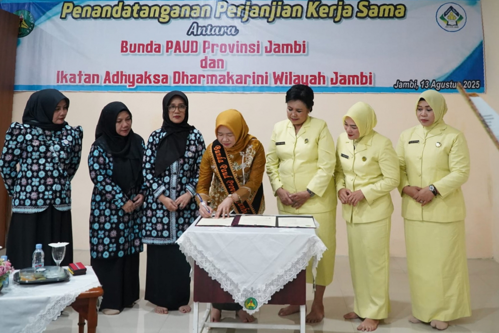 Henidar Haris dan IAD Jambi Tanda Tangani Kerja Sama Program PARENTING CLASS. Foto dok Kominfo Provinsi Jambi