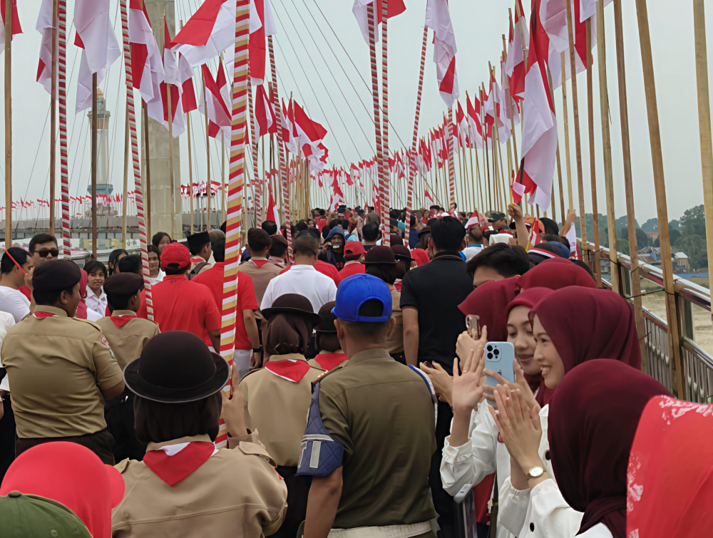 Sejarah Baru! Jambi Pecahkan Rekor MURI Pengibaran Bendera Merah Putih Terbanyak. 