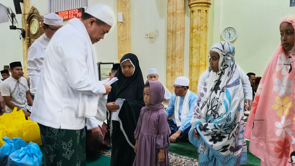 Gubernur Al Haris Safari Subuh di Masjid Istiqomah Penyengat Rendah: Santuni Anak Yatim San Dhuafa. 