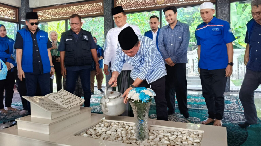 DPW PAN Jambi ziarah ke makam Zulkifli Nurdin.