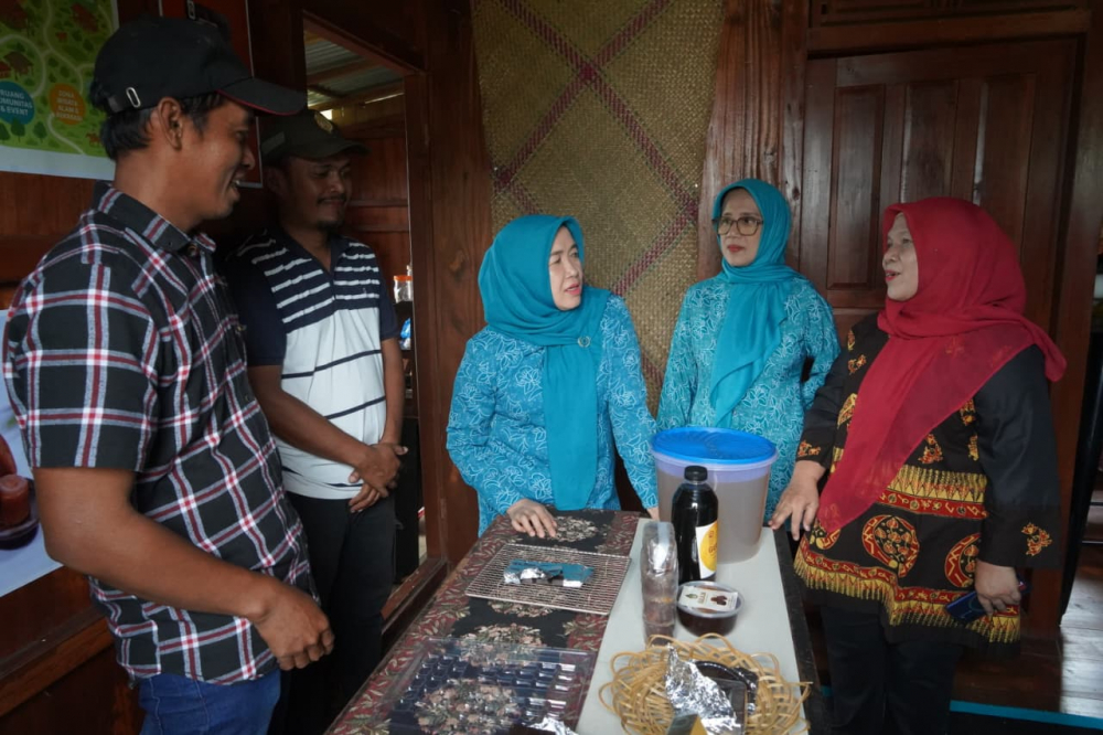 Ketua TP PKK Provinsi Jambi Hesnidar Haris (Hesti Haris) saat melakukan kunjungan ke Rumah Kreatif Nekno. Foto dok Kominfo Provinsi Jambi
