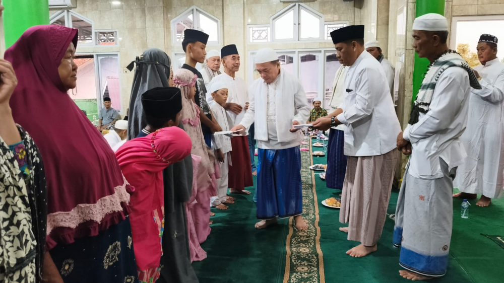 Gubernur Jambi Al Haris memberikan santunan kepada anak yatim usai sholat subuh berjamaah di Masjid Addin Desa Mendalo Darat, Muaro Jambi.